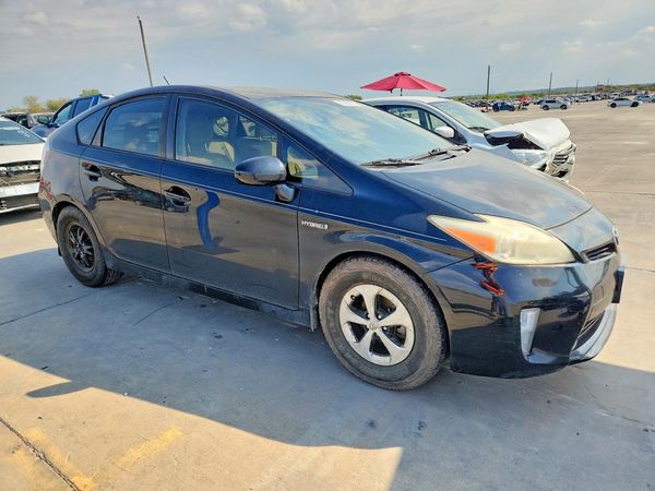 2013 TOYOTA PRIUS — Passenger 3/4