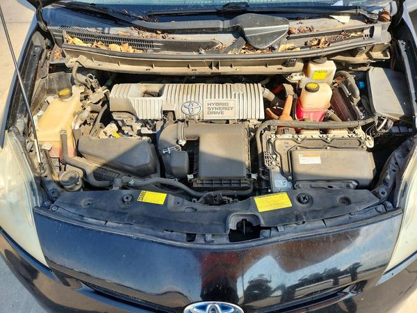 2013 TOYOTA PRIUS — Engine bay