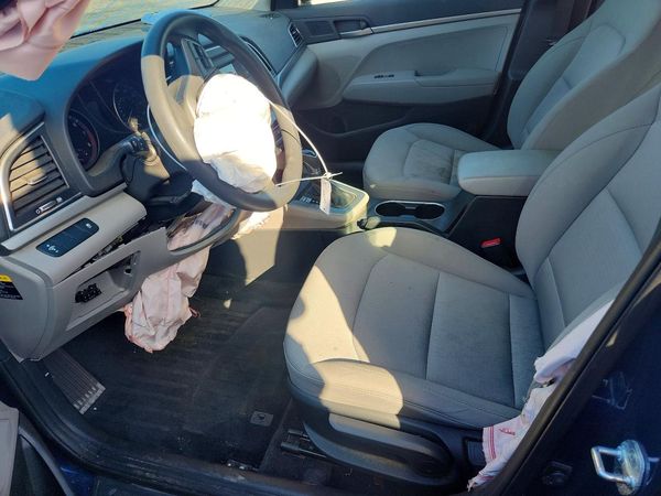 2018 HYUNDAI ELANTRA SE — DENT