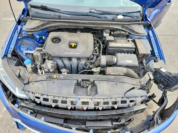 2018 HYUNDAI ELANTRA SE — Engine bay