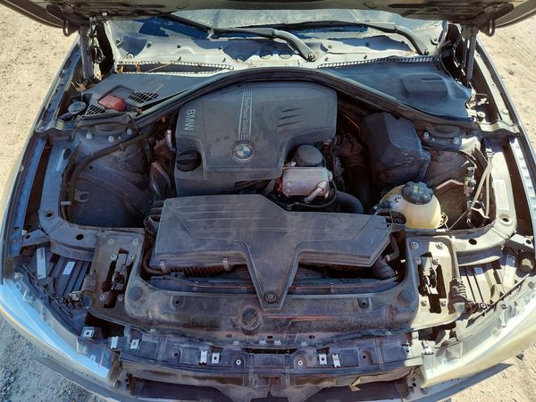 2015 BMW 328 xDrive SA — Engine bay
