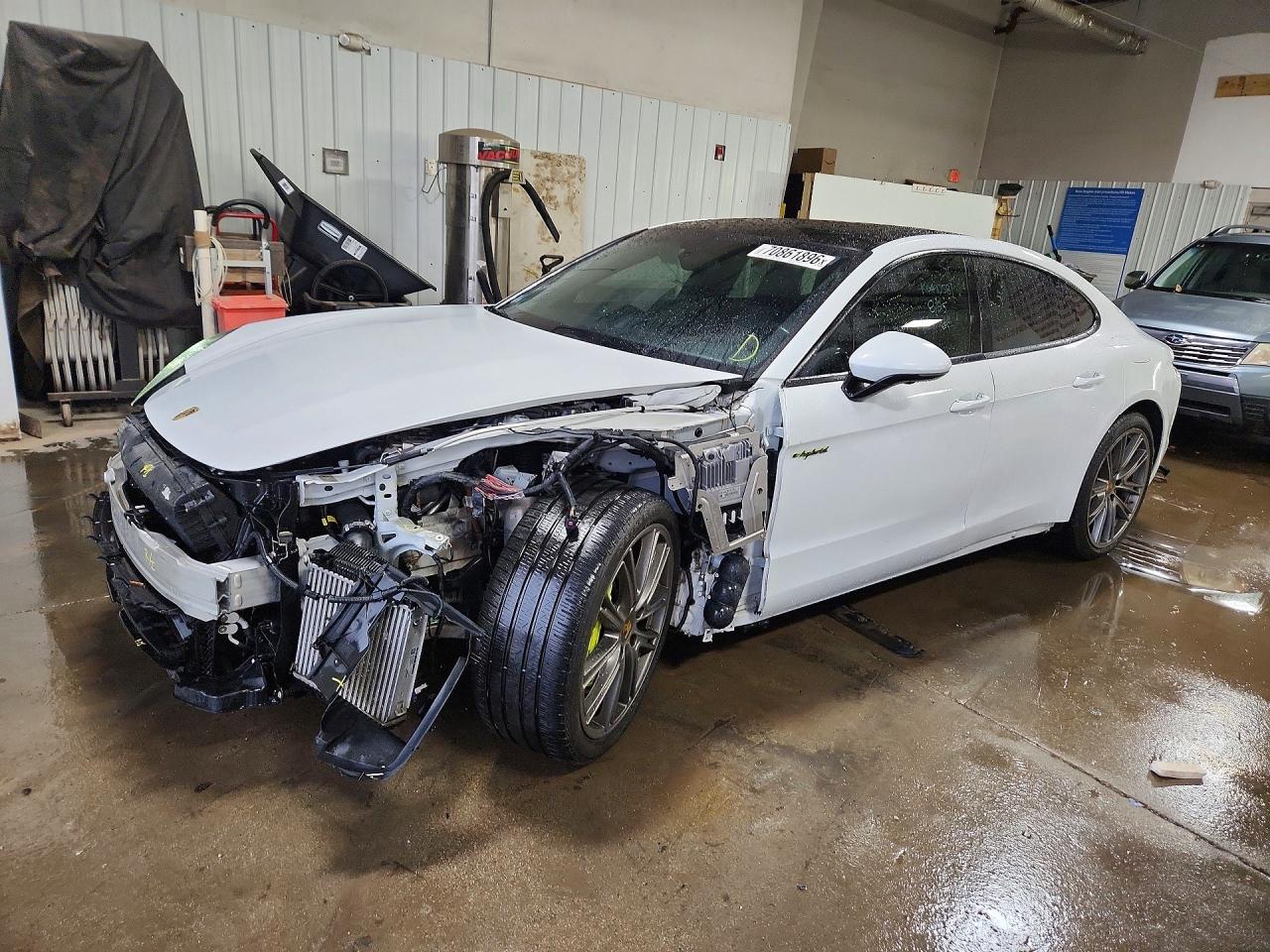 2020 PORSCHE PANAMERA Panamera 4 E-Hybrid — Front 3/4