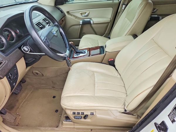 2013 VOLVO XC90 — DENT