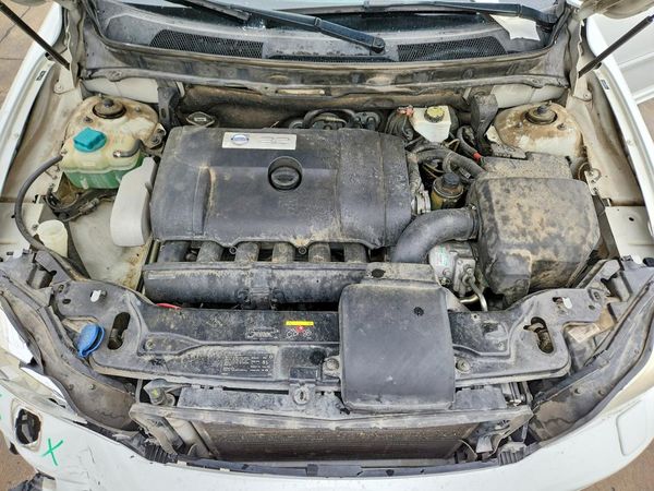 2013 VOLVO XC90 — Engine bay