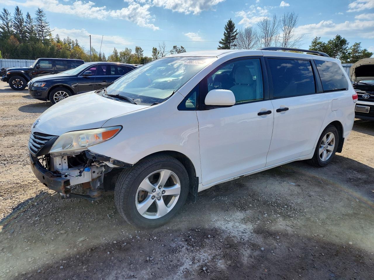 2013 TOYOTA SIENNA — Front 3/4
