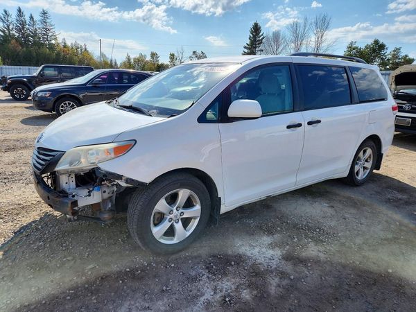 2013 TOYOTA SIENNA — Front 3/4