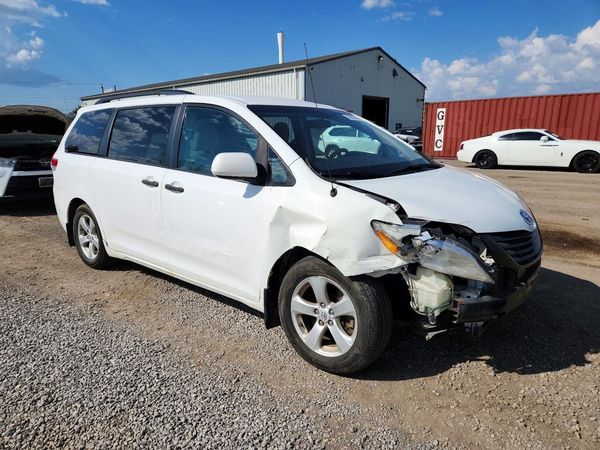 2013 TOYOTA SIENNA — Passenger 3/4