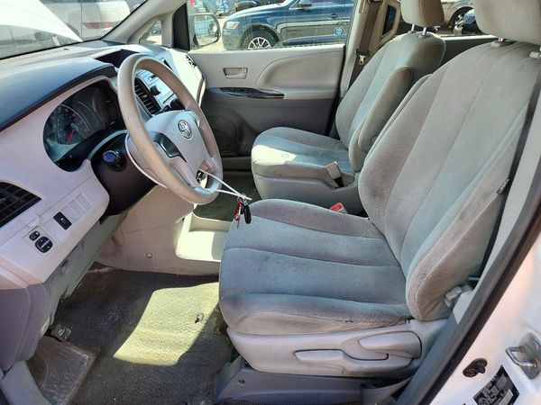 2013 TOYOTA SIENNA — DENT