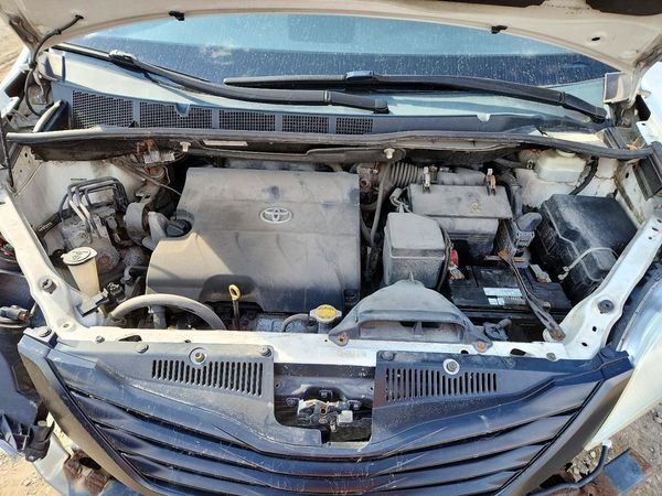 2013 TOYOTA SIENNA — Engine bay