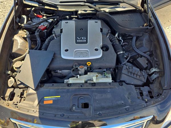 2013 INFINITI G37 — Engine bay