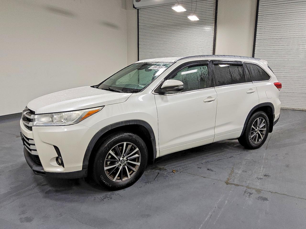 2017 TOYOTA HIGHLANDER SE/XLE — Front 3/4