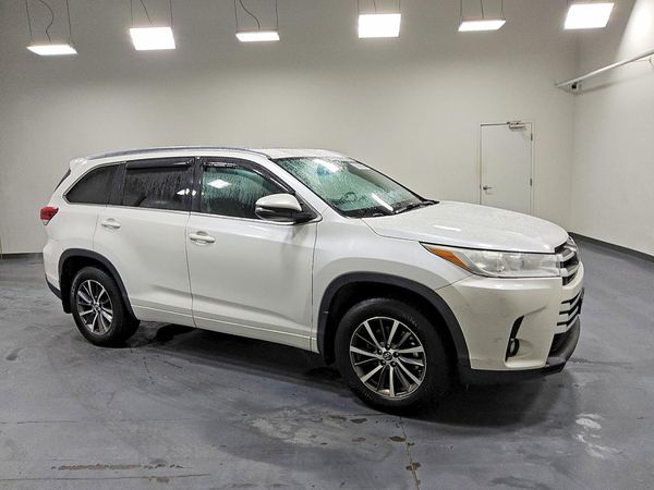 2017 TOYOTA HIGHLANDER SE/XLE — Passenger 3/4