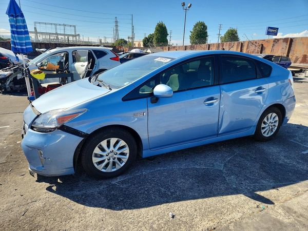2014 TOYOTA PRIUS — Front 3/4