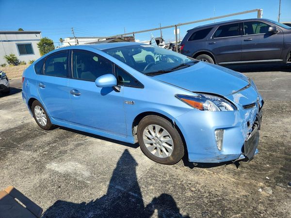 2014 TOYOTA PRIUS — Passenger 3/4