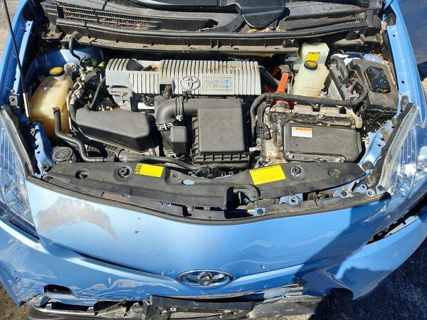 2014 TOYOTA PRIUS — Engine bay