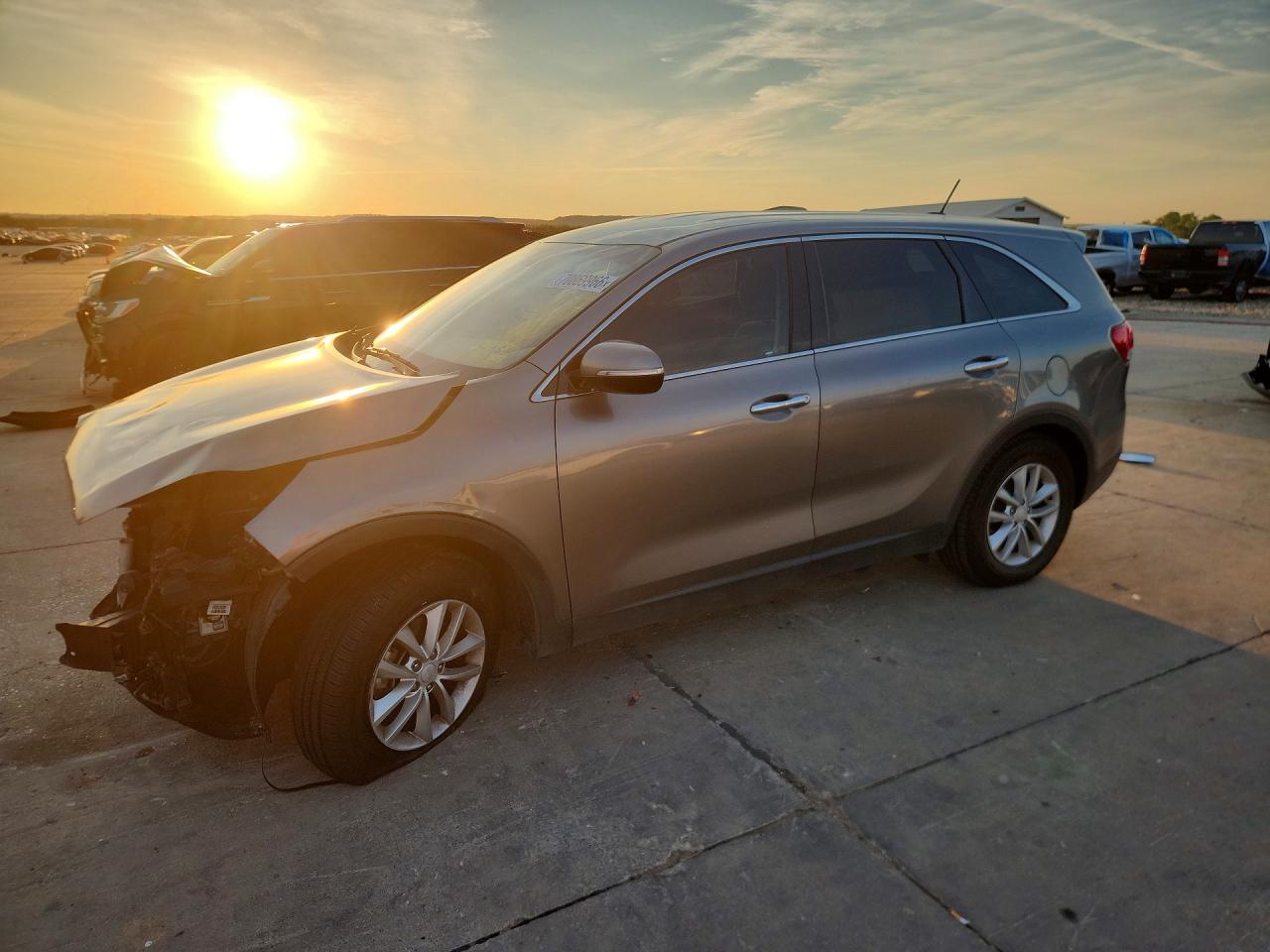 2018 KIA SORENTO L, LX — Front 3/4