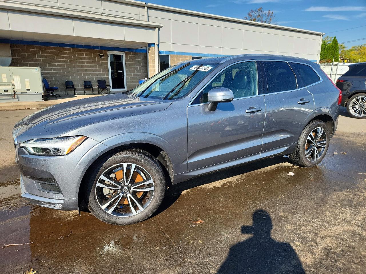 2020 VOLVO XC60 Momentum — Front 3/4