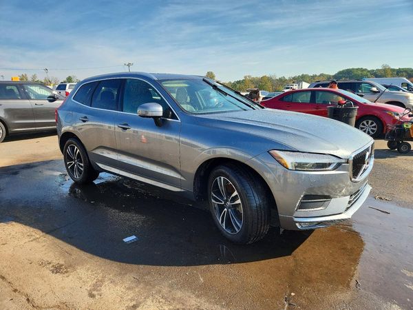 2020 VOLVO XC60 Momentum — Passenger 3/4