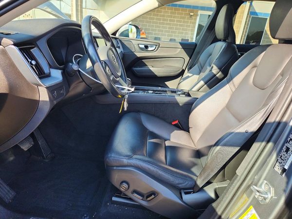 2020 VOLVO XC60 Momentum — DENT