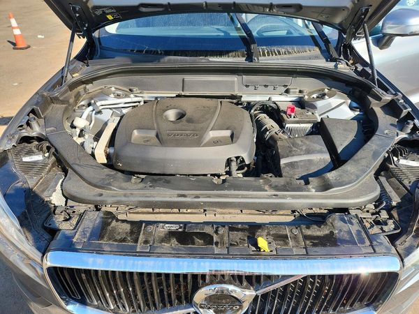 2020 VOLVO XC60 Momentum — Engine bay