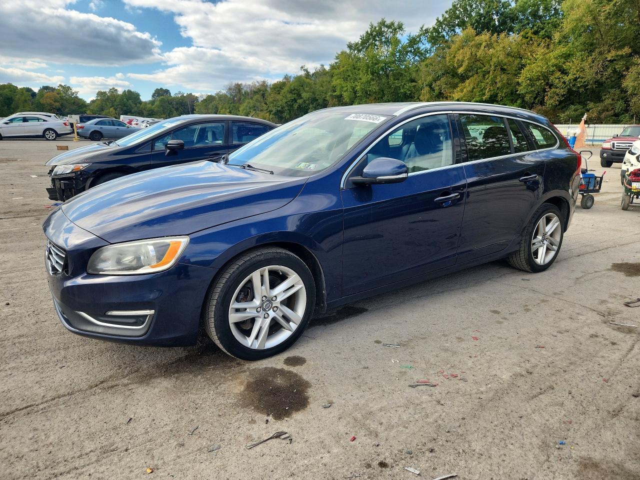 2015 VOLVO V60 Premier (non R design) — Front 3/4