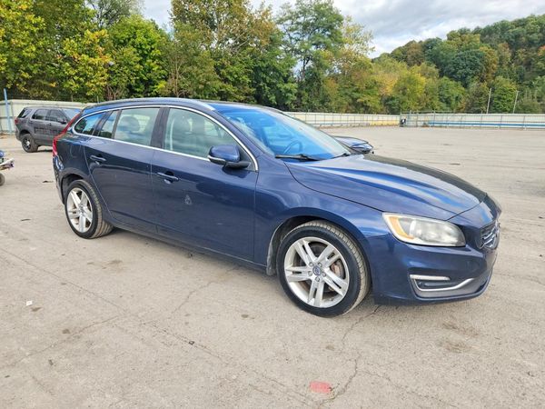 2015 VOLVO V60 Premier (non R design) — Passenger 3/4