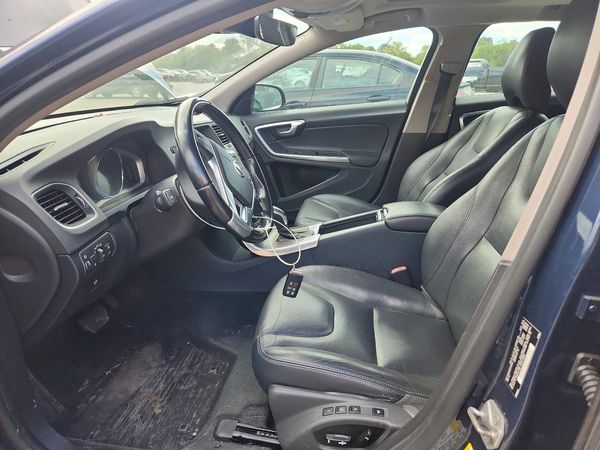 2015 VOLVO V60 Premier (non R design) — DENT