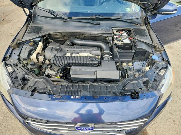 2015 VOLVO V60 Premier (non R design) — Engine bay