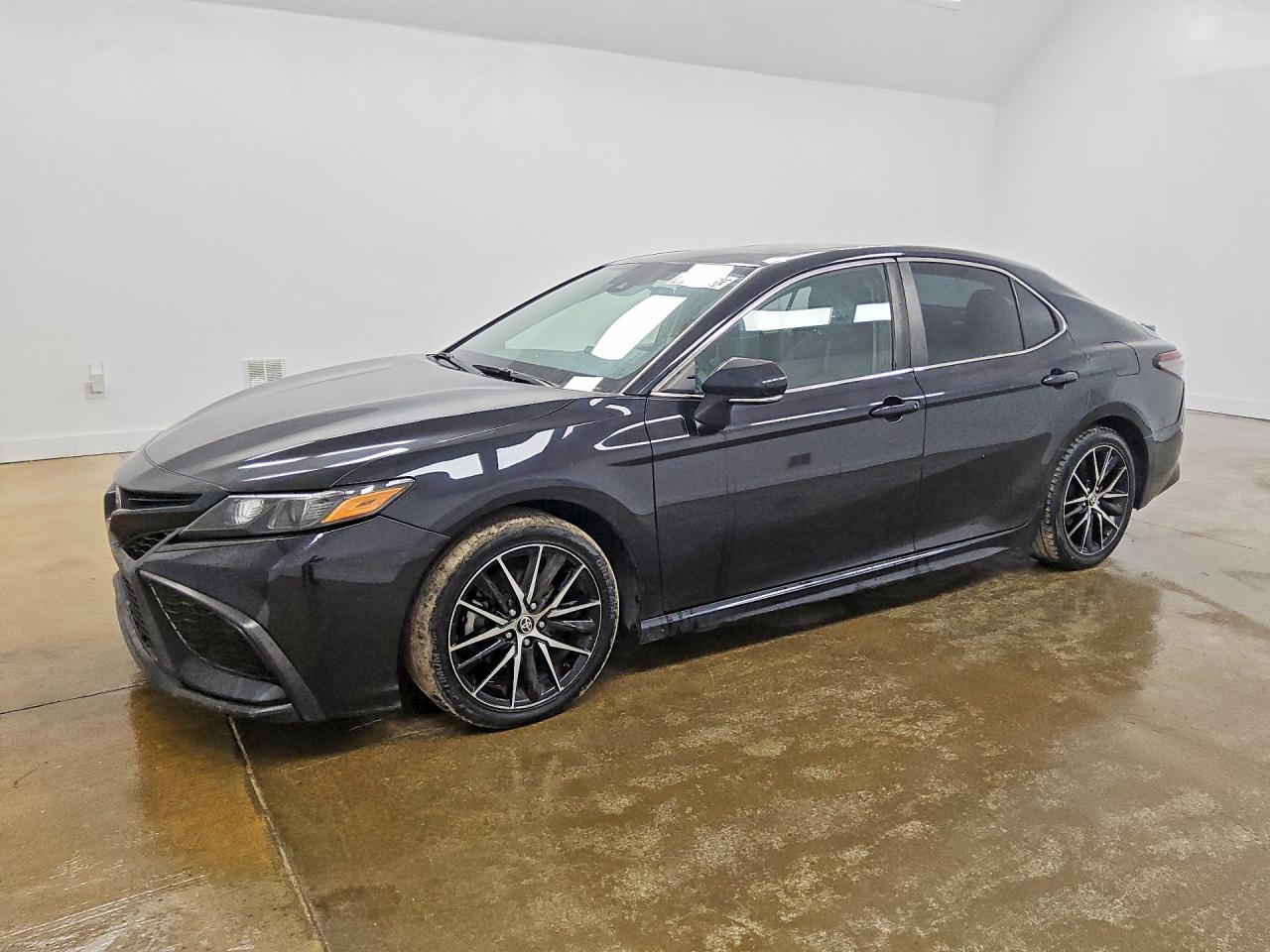 2021 TOYOTA CAMRY SE — Front 3/4