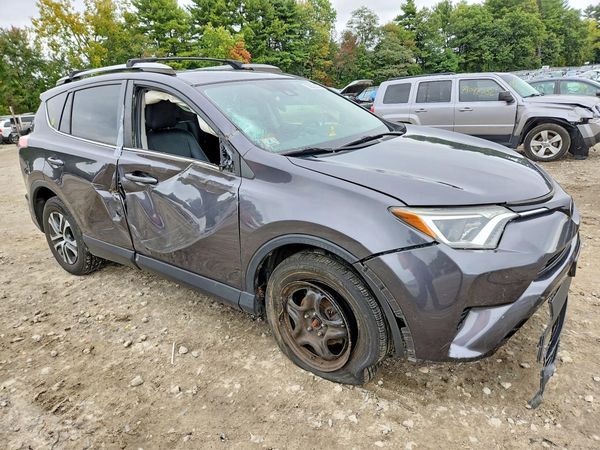 2018 TOYOTA RAV4 LE — Passenger 3/4