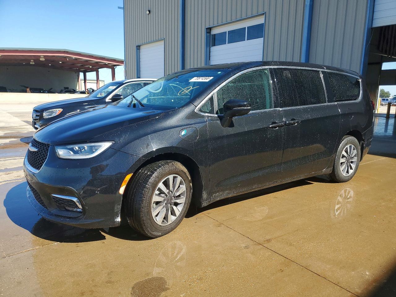 2023 CHRYSLER PACIFICA Touring L — Front 3/4