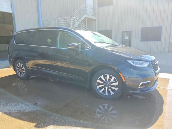 2023 CHRYSLER PACIFICA Touring L — Passenger 3/4
