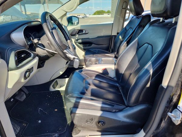 2023 CHRYSLER PACIFICA Touring L — DENT