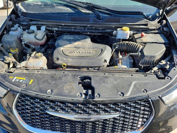 2023 CHRYSLER PACIFICA Touring L — Engine bay