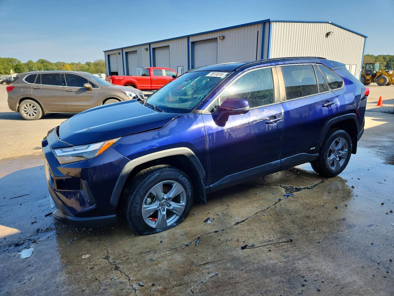 2022 TOYOTA RAV4 XLE — Front 3/4