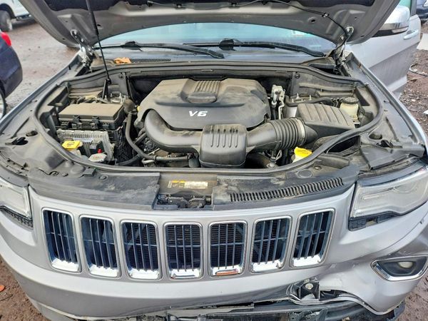 2014 JEEP CHEROKEE Limited — Engine bay