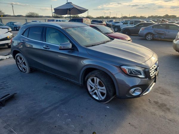 2018 MERCEDES-BENZ GLA-CLASS GLA250 — Passenger 3/4
