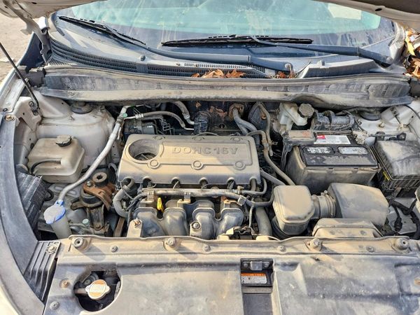 2012 HYUNDAI TUCSON GLS — Engine bay