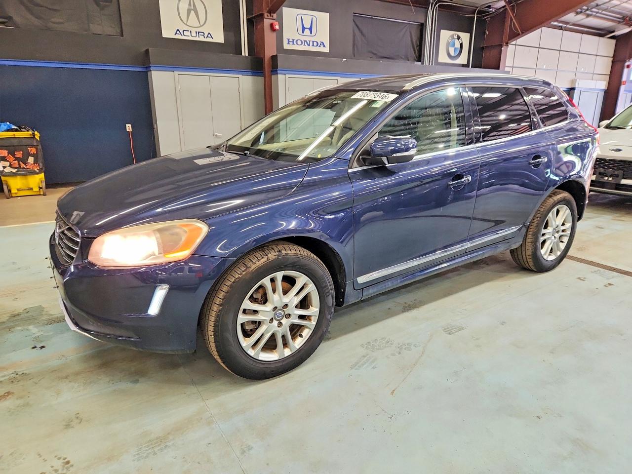 2015 VOLVO XC60 — Front 3/4
