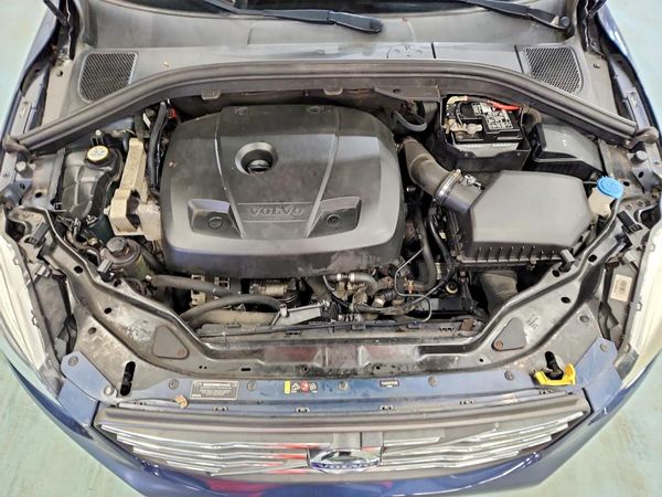 2015 VOLVO XC60 — Engine bay