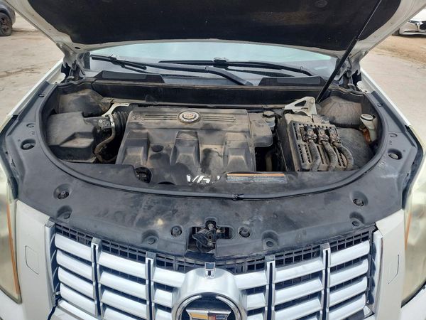 2014 CADILLAC SRX Premium — Engine bay