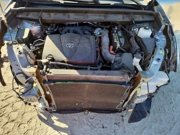 2020 TOYOTA HIGHLANDER LE — Engine bay
