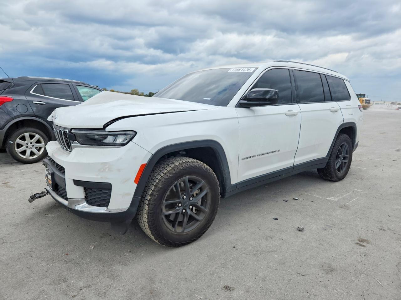2023 JEEP CHEROKEE Laredo, Altitude — Front 3/4