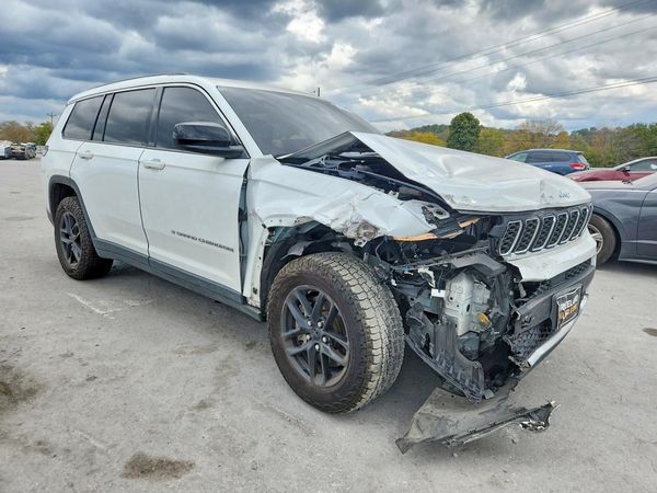 2023 JEEP CHEROKEE Laredo, Altitude — Passenger 3/4
