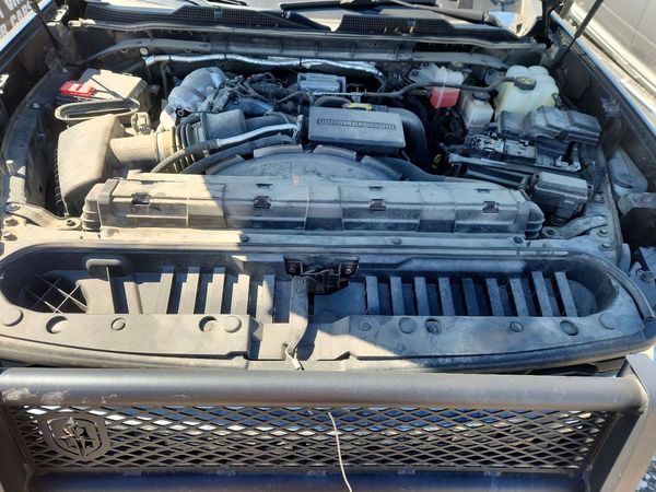 2023 CHEVROLET SILVERADO LT — Engine bay