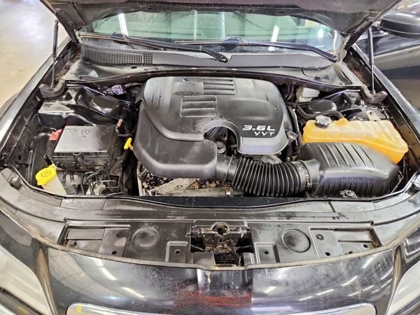 2013 CHRYSLER 300 — Engine bay