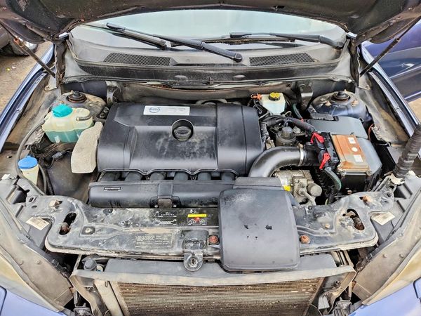 2013 VOLVO XC90 — Engine bay