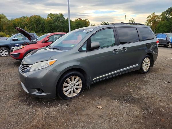 2013 TOYOTA SIENNA — Front 3/4