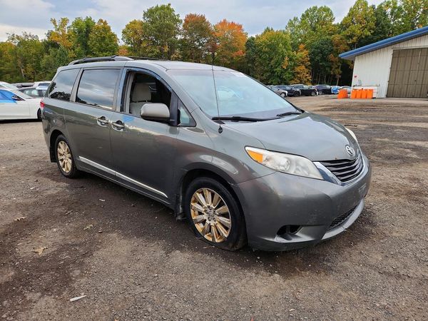 2013 TOYOTA SIENNA — Passenger 3/4