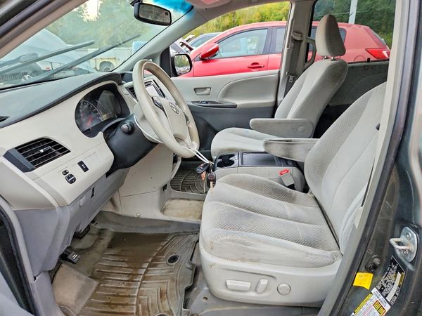 2013 TOYOTA SIENNA — DENT